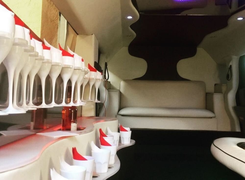 Partybus mieten Köln_Hummer Limousine weiß